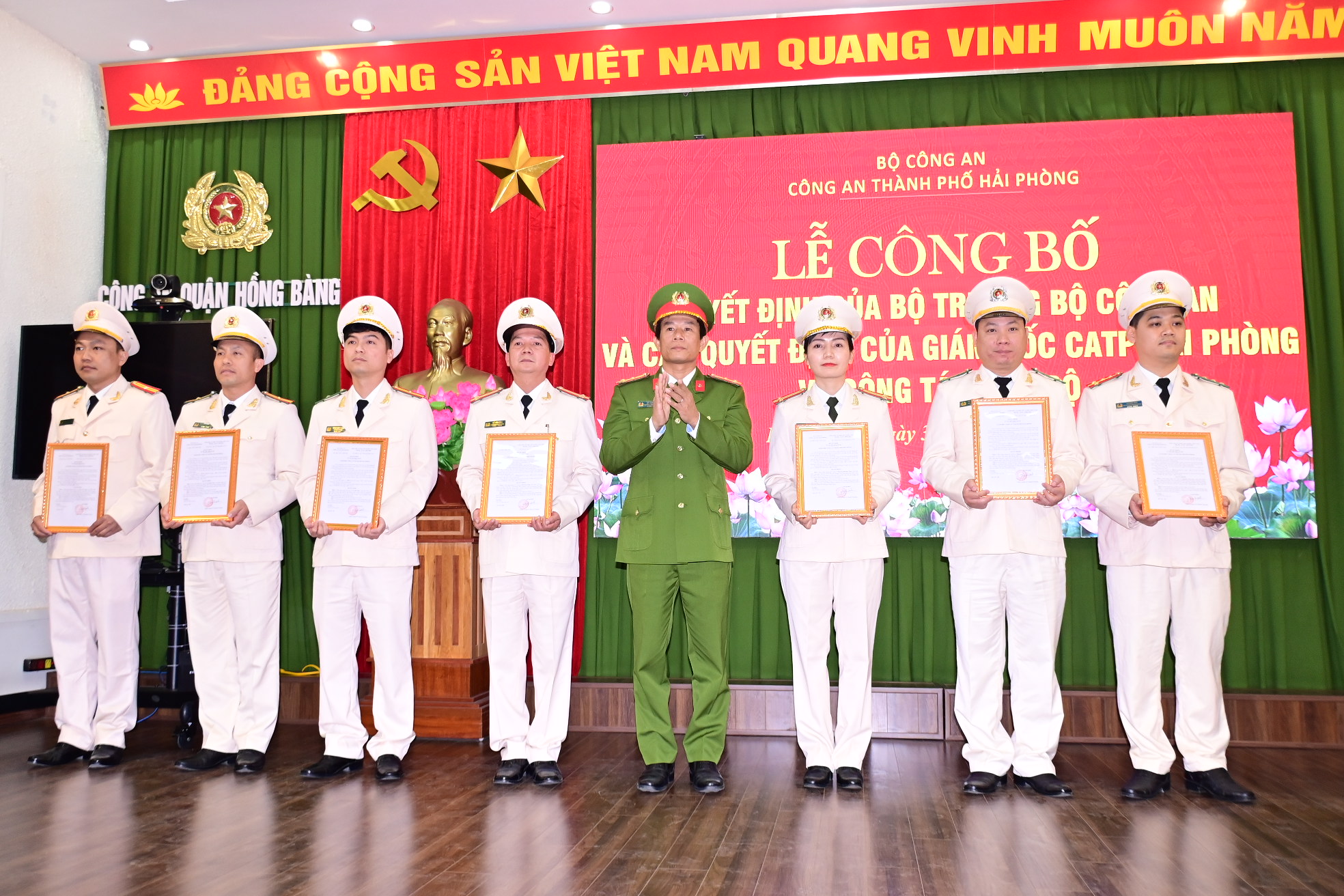 Công an quận Hồng Bàng: Công bố các quyết định của Bộ trưởng Bộ Công an và Giám đốc CATP về công tác cán bộ